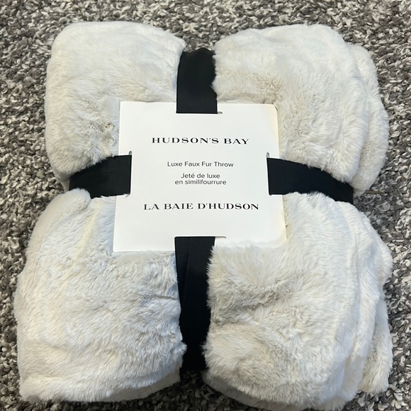 Hudson’s Bay Bedding Hudsons Bay Luxe Fur Throw New 0 Polyester